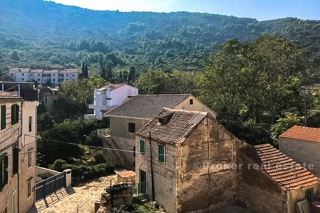 Casa in pietra con cortile, in vendita