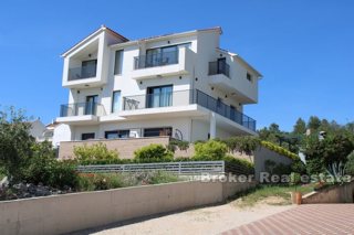 Casa con piscina e vista mare