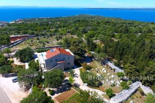 Villa in pietra con piscina e vista mare