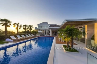 Villa di lusso con piscina e vista mare