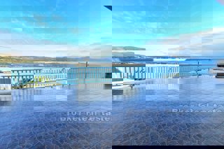 Edificio residenziale e commerciale prima fila al mare