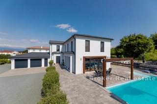 Casa moderna con piscina ai margini della zona verde