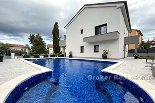 Casa indipendente con piscina e vista mare