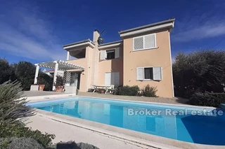 Casa con piscina e vista mare