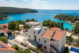 Villa di lusso con piscina e vista mare