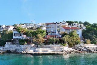 Casa appartamento in prima fila per il mare