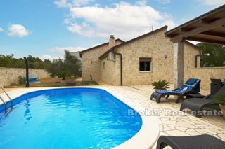 Villa in pietra con vista sul Velebit