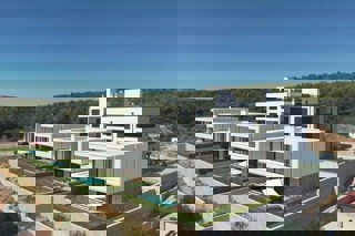 Nuovo edificio moderno con piscina e vista mare