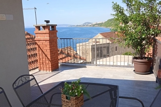 Casa in pietra con vista mare
