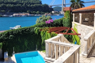Casa in pietra con piscina, prima fila al mare