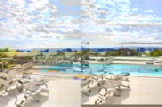 Moderno appartamento con due camere da letto e piscina