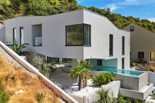 Moderna villa di design con piscina e vista mare