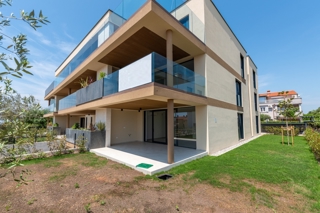 Ampio appartamento con terrazza e vista mare