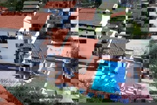 Casa con piscina e giardino