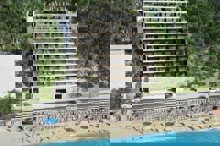 Esclusivi appartamenti con una camera da letto in prima fila al mare