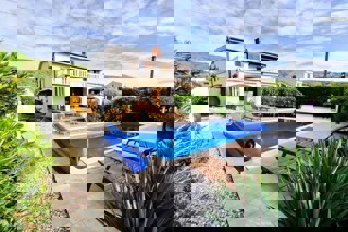 Casa indipendente con piscina vicino al mare