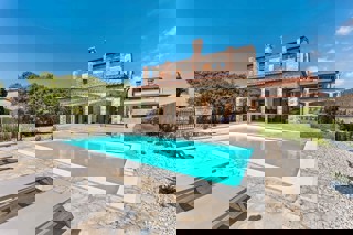 Villa in pietra con piscina riscaldata