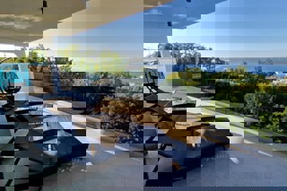 Attico con vista mare e piscina