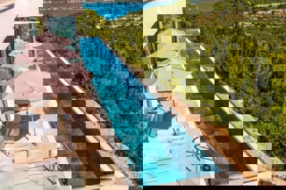 Villa moderna con piscina a sfioro e vista aperta