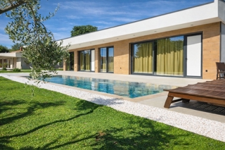 Villa moderna con due unità abitative, piscina e accesso chiuso