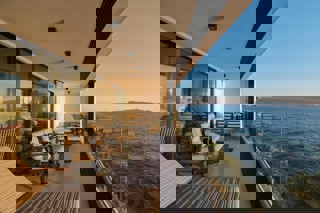 Attico su due piani in riva al mare con piscina privata sulla terrazza panoramica