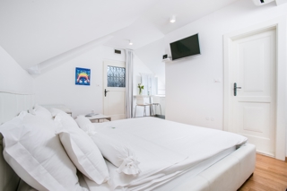 Casa indipendente in pietra ristrutturata con due unità abitative