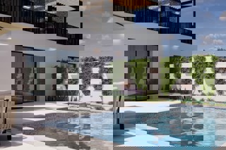 Casa bifamiliare moderna con piscina