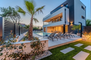 Villa di lusso con piscina e vista mare aperta