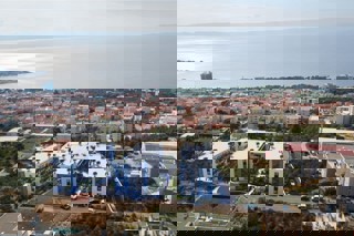 Moderno appartamento con tre camere da letto in un edificio di nuova costruzione con vista mare