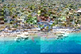 Casa in posizione eccellente sul mare su tre piani