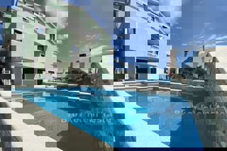 Casa con piscina e vista mare