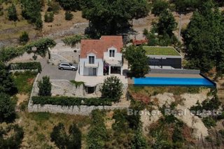 Proprietà unica con piscina e vista mare