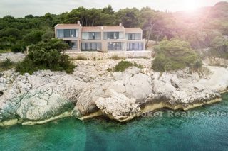 Bella villa con piscina, prima fila sul mare