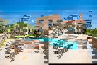 Casa indipendente con piscina