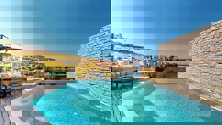 Villa di lusso con piscina, prima fila al mare