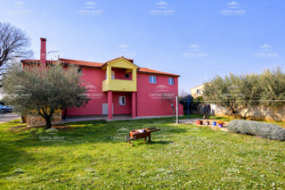 Casa, Tre appartamenti, Grande giardino, Garage, Šišan, Istra