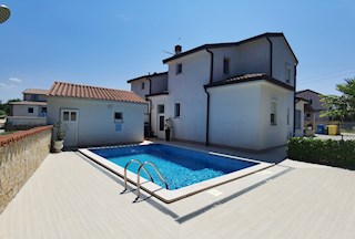 Poreč-Parenzo, 5km, bella casa bifamiliare con piscina