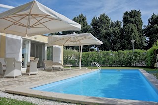 Umago, dintorni, villa con piscina, prima fila al mare