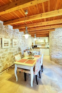 Vrsar-Orsera, appartamento splendidamente arredato con ampio terrazzo in una vecchia casa in pietra nel centro del paese
