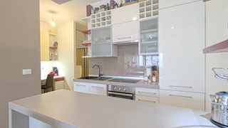 Parenzo, appartamento al piano terra 38 m² - 700 m dal mare, 1 km dal centro, arredato e pronto per essere abitato, con parcheggio recintato