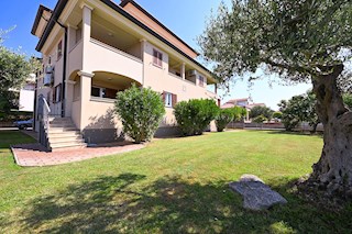 Appartamento con 2 camere, terrazza e posto auto, Novigrad – 86 m²