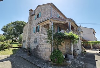 Casa in pietra d'Istria ristrutturata con ampio giardino in un tranquillo villaggio vicino a Parenzo