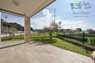 ISTRA, NOVIGRAD - Appartamento al piano terra di un edificio residenziale a 50 m dal mare!