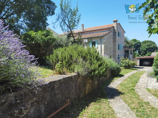 Casa in pietra d'Istria con ampio giardino!