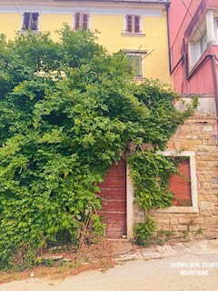 Istria, Portole. Vendiamo una splendida casa nel pieno centro storico della citta' e con una bellissima vista sulla valle; su 4 piani e circa 200 m2 di superficie netta