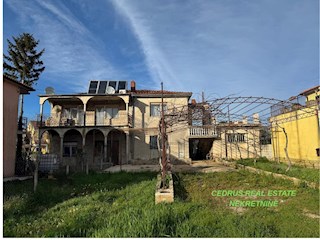 Umag, grande opportunita! Vendiamo una casa da ristrutturare di 330 m2 e 500 m2 di giardino e posti auto