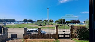 Umago Punta, in prima fila al mare, vendiamo casa al piano terra con ampio giardino e garage