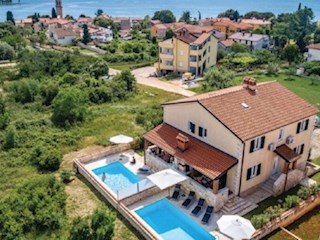 Istria, Umag, Lovrečica. casa bifamiliare di 170 m2 vista mare, con 3 camere da letto e piscina esterna