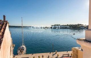 POREČ, APPARTAMENTO CON UNA CAMERA DA LETTO, CENTRO CITTÀ, PRIMA FILA SUL MARE