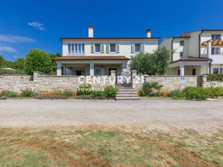 LABIN, CASA CON DUE APPARTAMENTI, PISCINA E VISTA APERTA SUL MARE